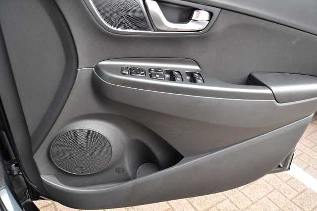 Hyundai KONA 1.6 GDI SELF CHARGING HYBRID AUTO,  LOW MILEAGE EXAMPLE