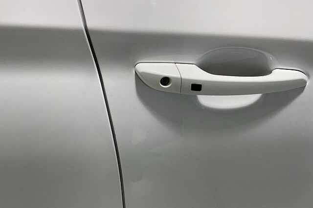 Hyundai KONA 1.6 GDi Hybrid Premium 5dr DCT White