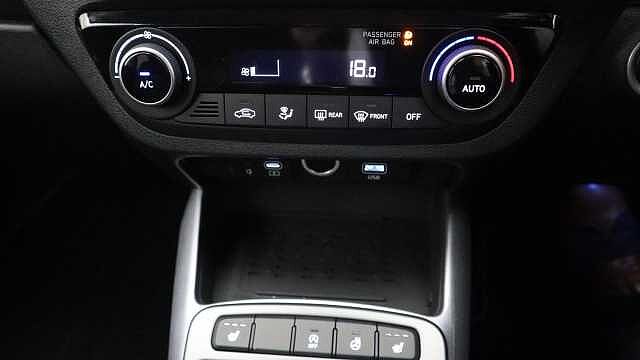Hyundai i10 1.2 Premium Hatchback 5dr Petrol Auto Euro 6 (s/s) (79 ps)