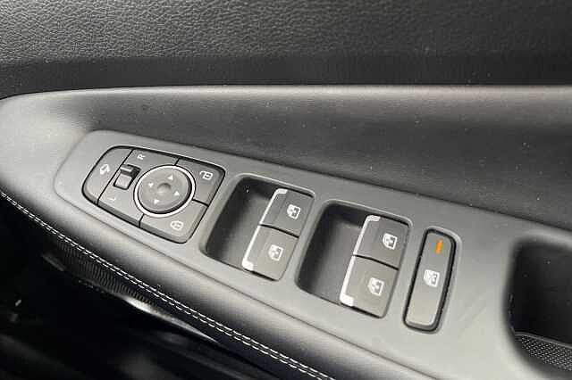 Hyundai SANTA FE 1.6 TGDi Hybrid Ultimate 5dr 4WD Auto White