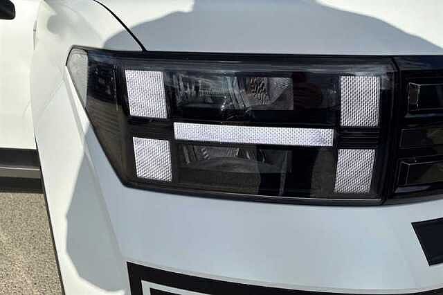 Hyundai SANTA FE 1.6 T-GDi 13.8kWh Premium SUV 5dr Petrol Plug-in Hybrid Auto 4WD Euro 6 (s/s) (7 White