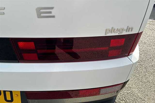 Hyundai SANTA FE 1.6 T-GDi 13.8kWh Premium SUV 5dr Petrol Plug-in Hybrid Auto 4WD Euro 6 (s/s) (7 White