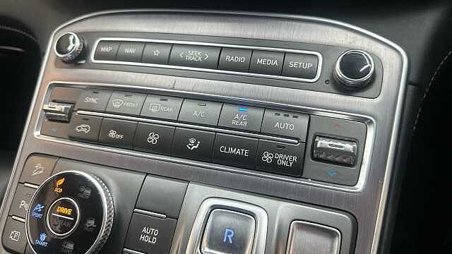 Hyundai SANTA FE 1.6 h T-GDi Ultimate SUV 5dr Petrol Hybrid Auto 4WD Euro 6 (s/s) (230 ps) Grey