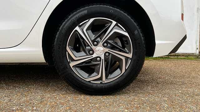 Hyundai I30 1.0 T-GDi MHEV SE Connect Hatchback 5dr Petrol Hybrid Manual Euro 6 (s/s) (120 p Serenity White