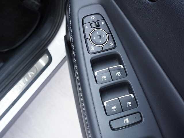 Hyundai SANTA FE 1.6 T-GDi 13.8kWh Ultimate SUV 5dr Petrol Plug-in Hybrid Auto 4WD Euro 6 (s/s) ( White