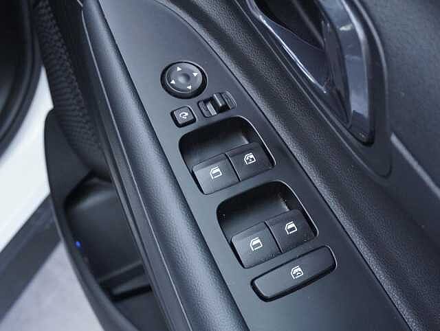 Hyundai BAYON 1.0 T-GDi MHEV Premium SUV 5dr Petrol Hybrid Manual Euro 6 (s/s) (120 ps) Atlas White