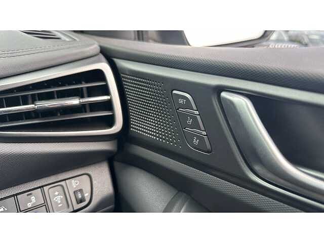 Hyundai IONIQ IONIQ 1.6 GDi Plug-in Hybrid Premium SE 5dr DCT WHITE