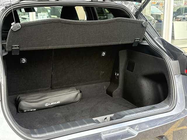 Lexus LBX 1.5 VVT-iE Takumi E-CVT Euro 6 (s/s) 5dr