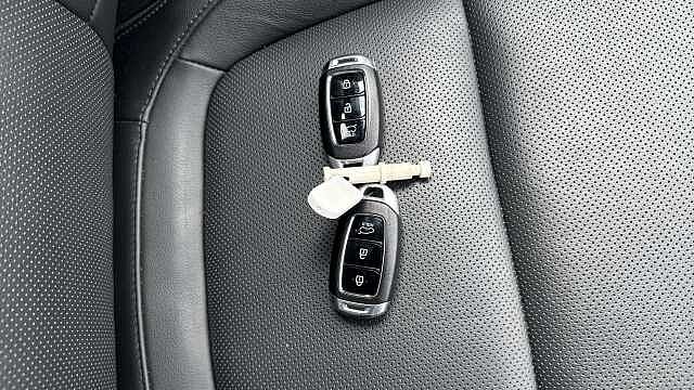Hyundai KONA 1.6 GDi Hybrid Ultimate 5dr DCT Hybrid Hatchback White