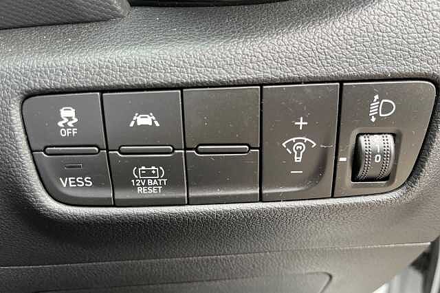 Hyundai KONA 1.6 GDi Hybrid Premium 5dr DCT White