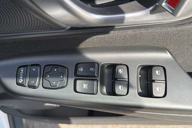 Hyundai KONA 1.6 GDi Hybrid Premium 5dr DCT Atlas White