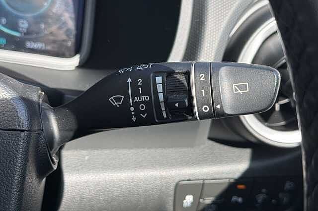 Hyundai KONA 1.6 GDi Hybrid Premium 5dr DCT Atlas White