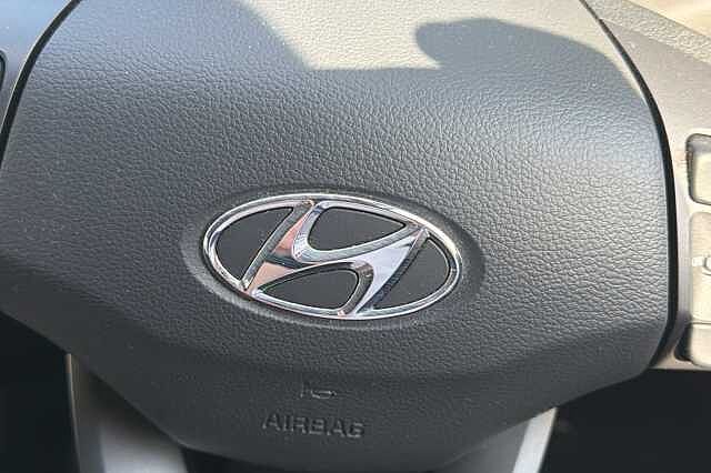 Hyundai KONA 1.6 GDi Hybrid Premium 5dr DCT Atlas White