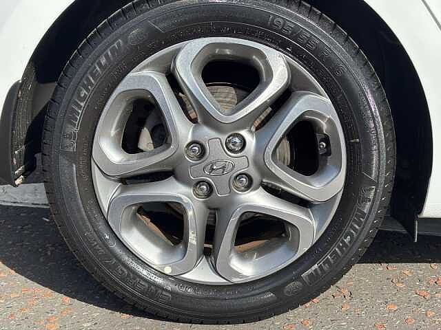 Hyundai i20 Play 1.2 84PS 6MT