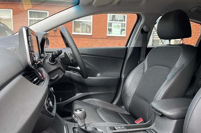 Hyundai I30 FASTBACK 1.4 T-GDI Premium 5dr DCT White