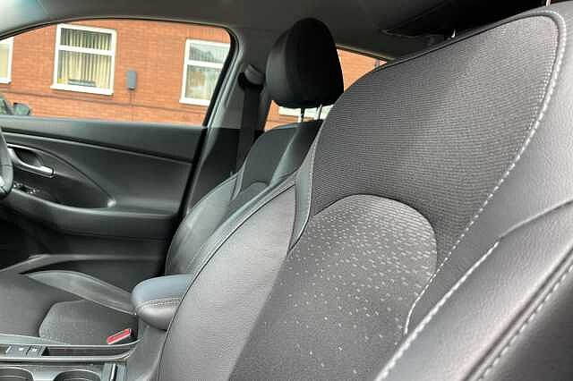 Hyundai I30 FASTBACK 1.4 T-GDI Premium 5dr DCT White