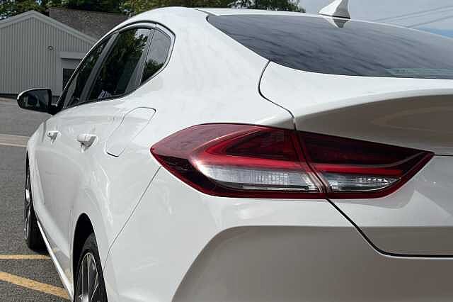 Hyundai I30 FASTBACK 1.4 T-GDI Premium 5dr DCT White