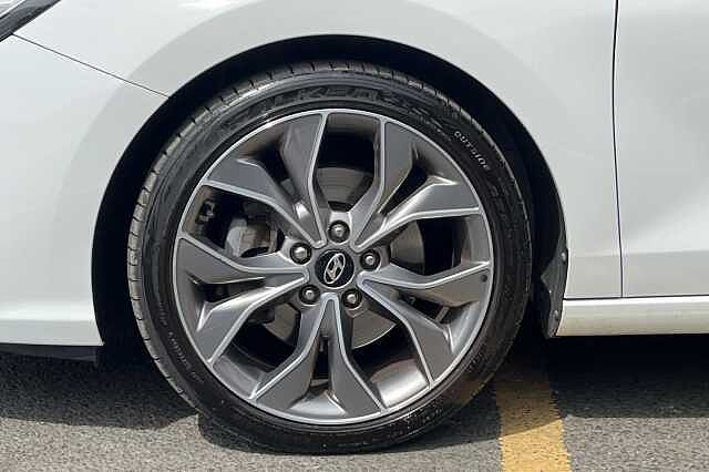 Hyundai I30 FASTBACK 1.4 T-GDI Premium 5dr DCT White