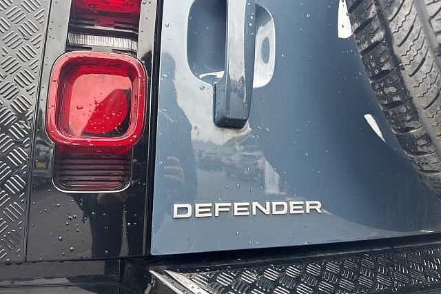 Land Rover Defender 3.0 D250 SE 110 5dr Auto