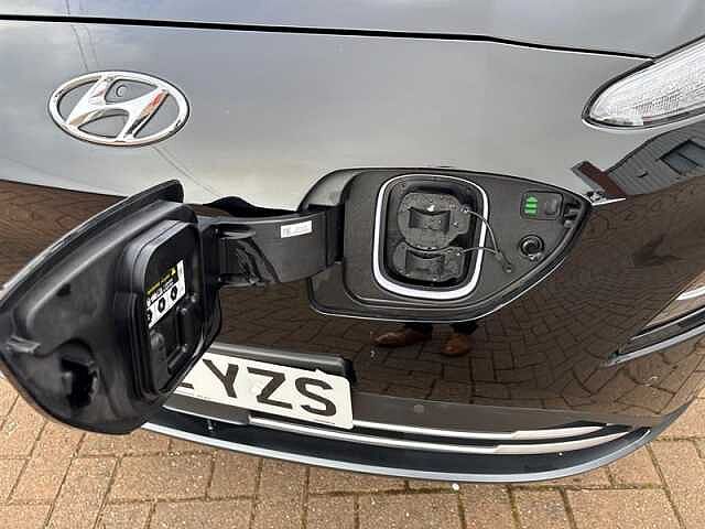 Hyundai KONA 64kWh Premium SUV 5dr Electric Auto (10.5kW Charger) (204 ps)