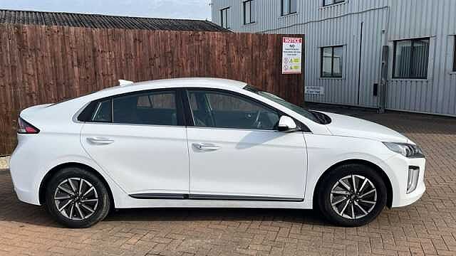 Hyundai IONIQ 38.3kWh Premium Hatchback 5dr Electric Auto (136 ps) White